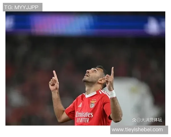 曼联足总杯大胜里昂球员帽子戏法引发争议判罚热议